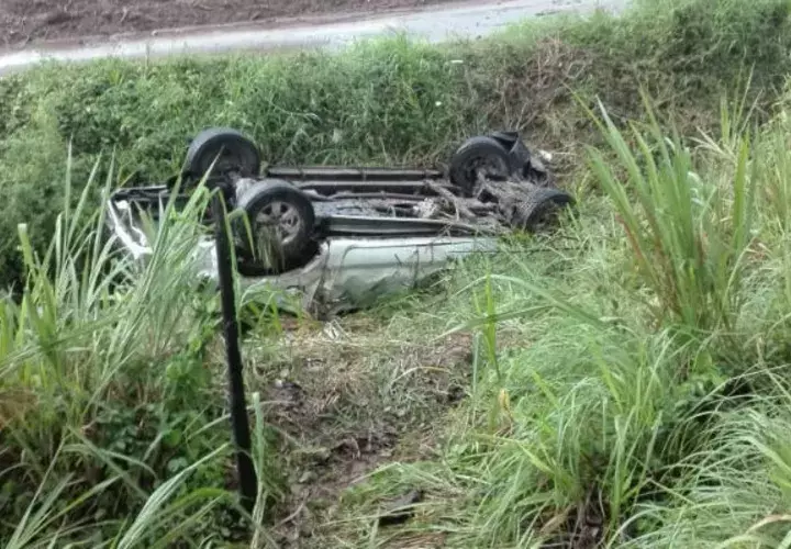 El carro terminó en una cuneta. Foto: Elena Valdez. 