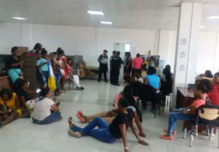 Las mujeres se mantienen en las instalaciones. Foto: Diómedes Sánchez.  