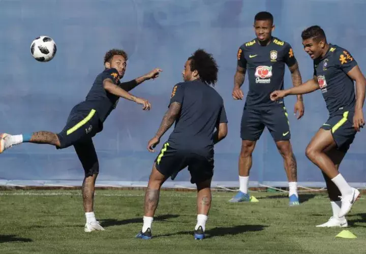 Gabriel Jesús junto a Neymar, Marcelo y Casemiro. Foto EFE