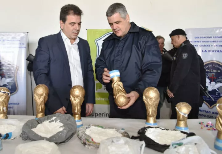 Un jefe policial argentino muestra al ministro Ritondo (izq) la cocaína escondida. Foto. EFE.
