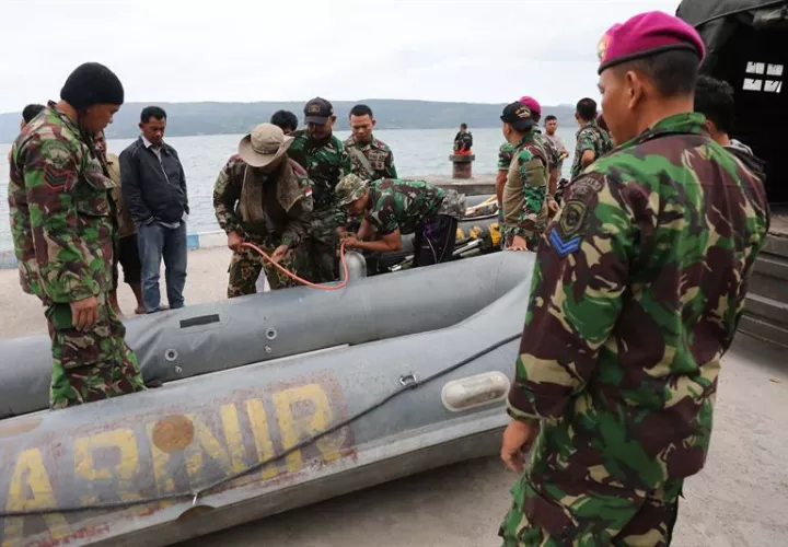 Varios infantes de marina indonesios preparan su barco antes de comenzar una operación de búsqueda. Foto: EFE 