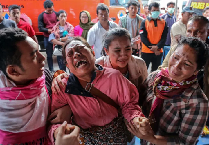  Familiares de una de las víctimas.  Foto: EFE 