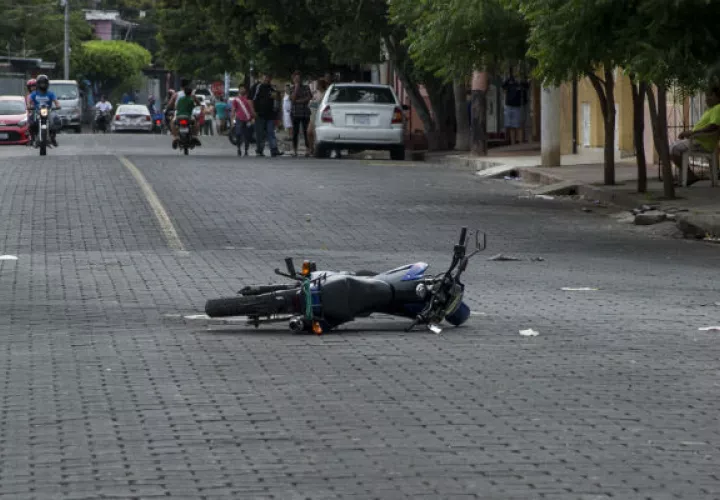 Moto donde viajaban los policías tiroteados. Foto: ACAN-EFE