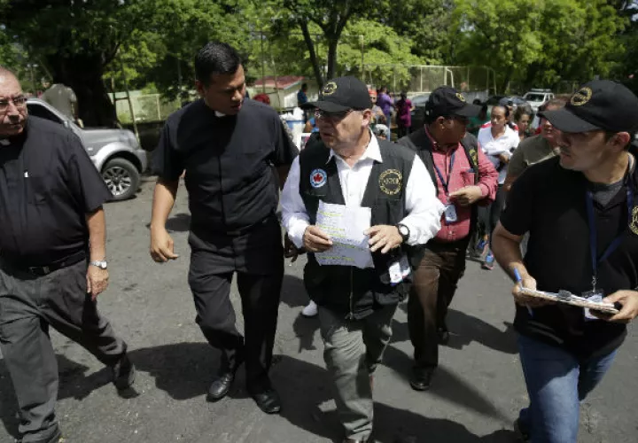 miembros de la Iglesia Católica y de los Derechos Humanos, visitan un centro policial. FOTO/EFE 