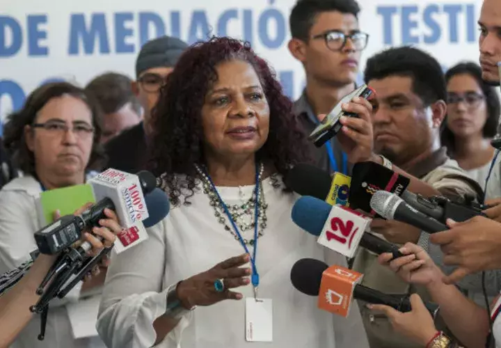 Representante de la Alianza Cívica, Daysi George, habla después del diálogo. FOTO/EFE