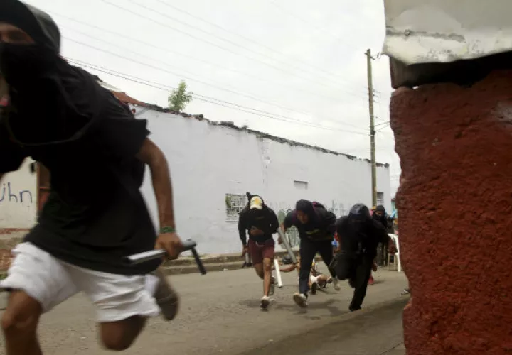 Oponentes al Gobierno de Daniel Ortega, en Masaya se enfrentan a los grupos de "parapolicías". FOTO/AP