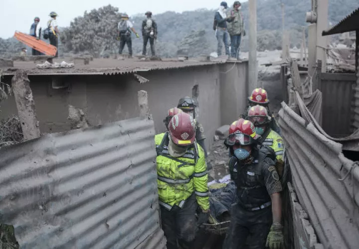 Siguen encontrando cuerpos. Foto: AP 
