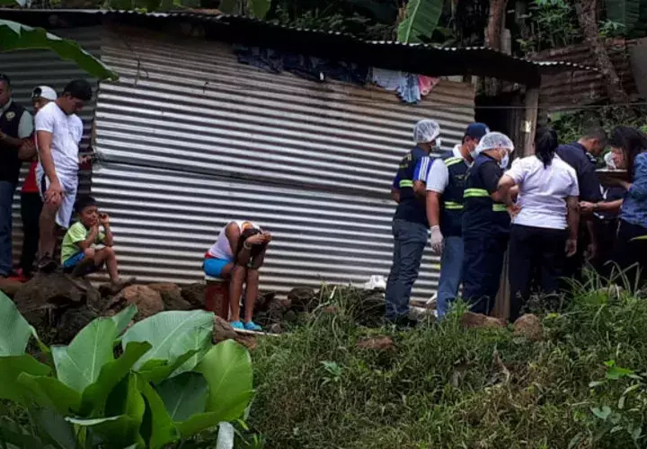 Funcionarios del Ministerio Público, en la casa. Foto: Melquiades Vásquez. 