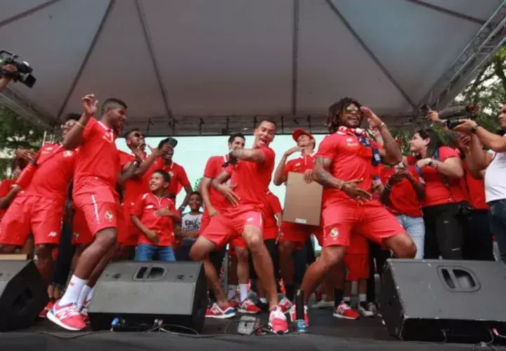Los jugadores fueron recibidos por sus seguidores y tuvieron un homenaje en el parque Urracá. Foto Anayansi Gamez