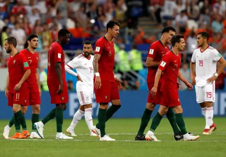 Los jugadores de Portugal se retira del campo. Foto EFE