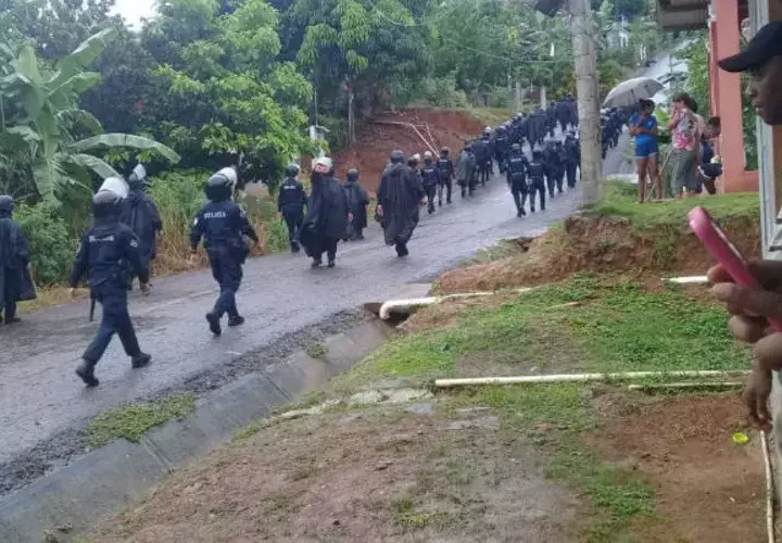 Llegada de la policía al lugar en el día de ayer. Foto: Raimundo Rivera. 