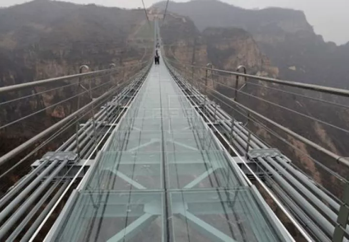 El puente, no cuenta con un cable que sirva de estructura estabilizadora. Foto: EFE