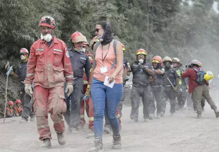 Rescatistas continúan con la búsqueda de más supervivientes. Foto: EFE 