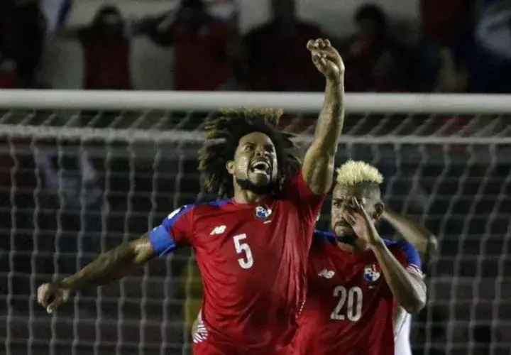 Román Torres, celebra gol de Panamá ante Honduras en eliminatoria. 
