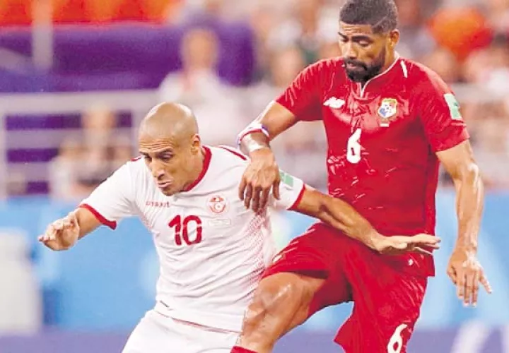 Gabriel Gómez lucha  Wahbi Khazri. /Foto AP
