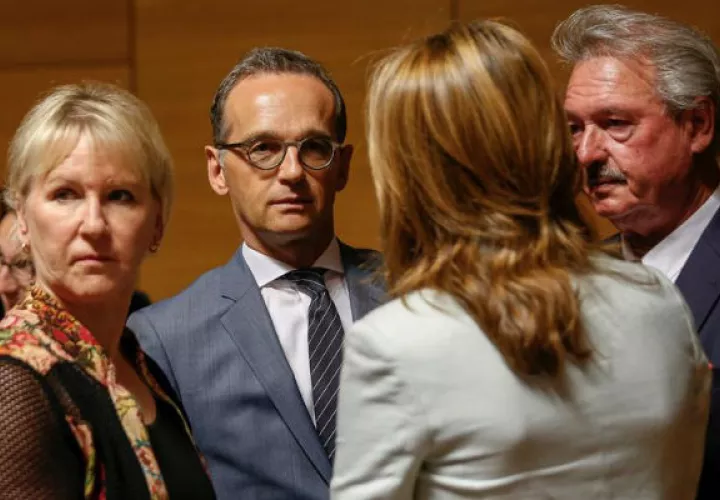 La ministra de Exteriores sueca, Margot Wallstrom; y sus homólogos alemán, Heiko Maas; búlgara, Ekaterina Zaharieva, y luxemburgués, Jean Asselborn, conversan. Foto: EFE 