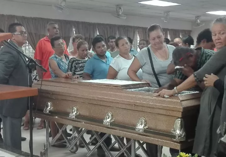 Familiares dándole el último adiós en el templo. Foto: Eric A. Montenegro.
