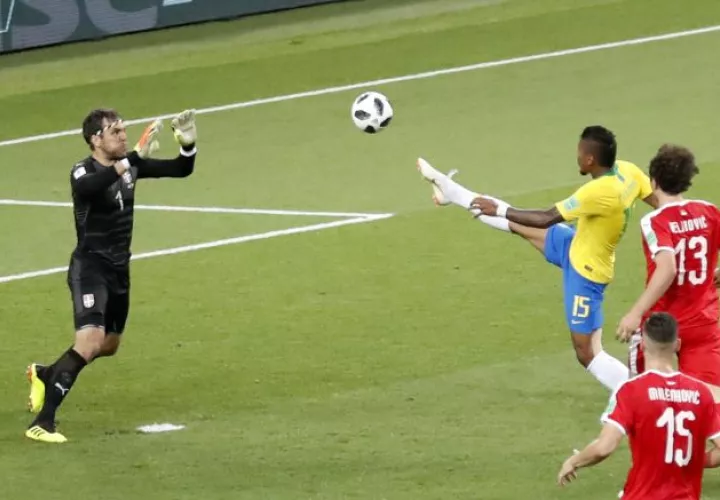 Paulinho anota el primer gol de Brasil Foto AP