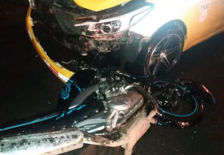 El fuerte impacto entre el auto y la moto. Foto: Mayra Madrid. 