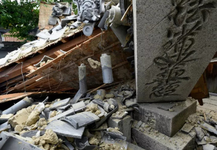 Daños a la entrada de un templo en la localidad de Takatsuki. Foto: EFE 