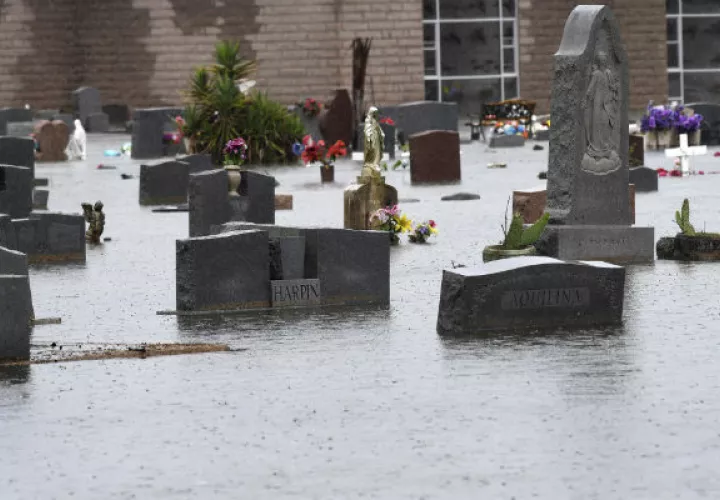 Las lápidas en el cementerio Calvary están sumergidas en las aguas. FOTO/AP