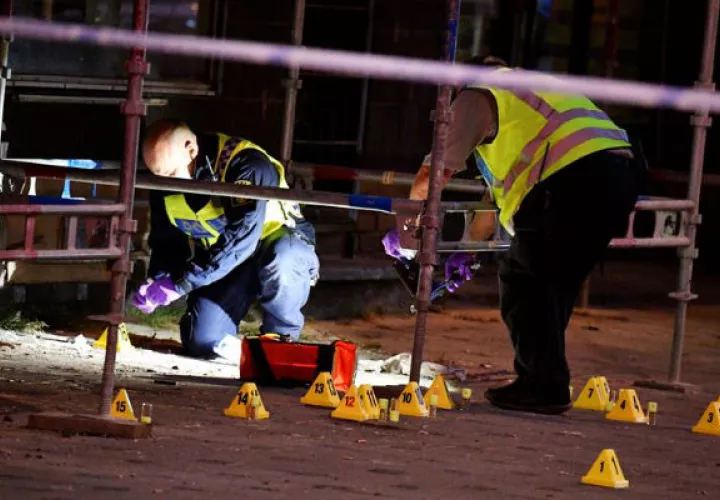 Policías forenses trabajan en el lugar. Foto: EFE  