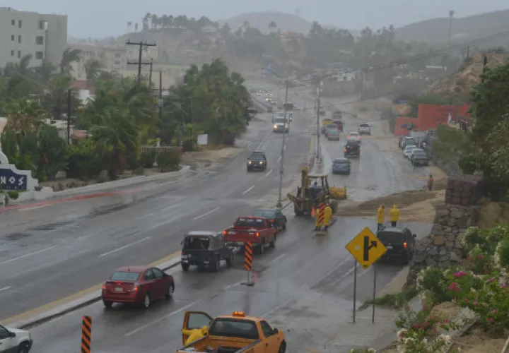 Vista general de un deslizamiento de tierra que bloquea el paso San José del Cabo- Cabo San Lucas. FOTO/EFE 