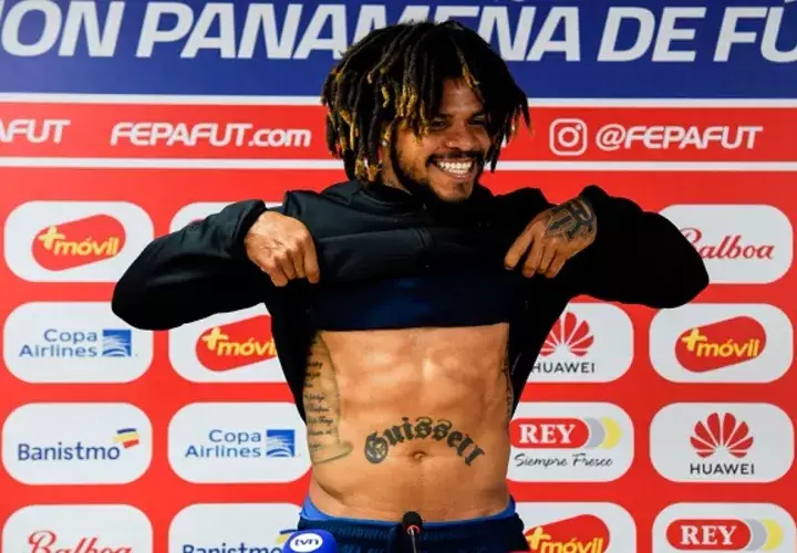 Román Torres muestra sus cuadritos.
