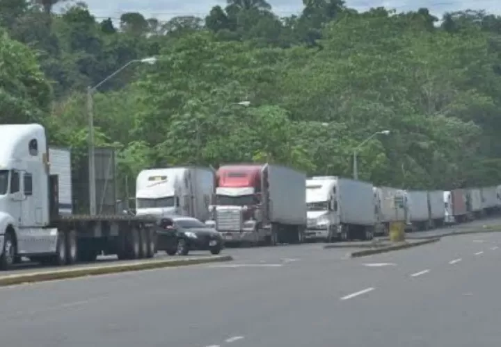 Algunos transportistas permanecen a orillas de la carretera. Foto: Mayra Madrid. 
