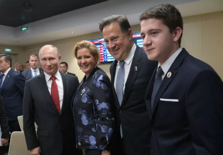 Varela junto a su homólogo ruso Vladimir Putin, su esposa Lorena Castillo y su hijo menor.