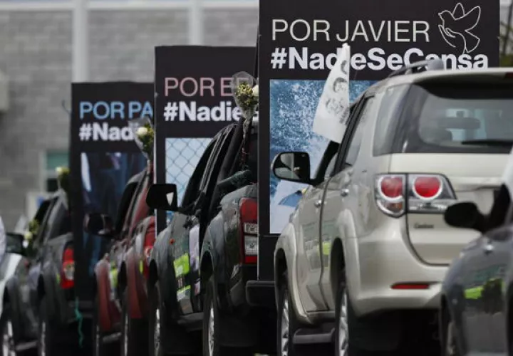 Una caravana de carros acompañó la llegada de los cuerpos de los periodistas. Foto: EFE 