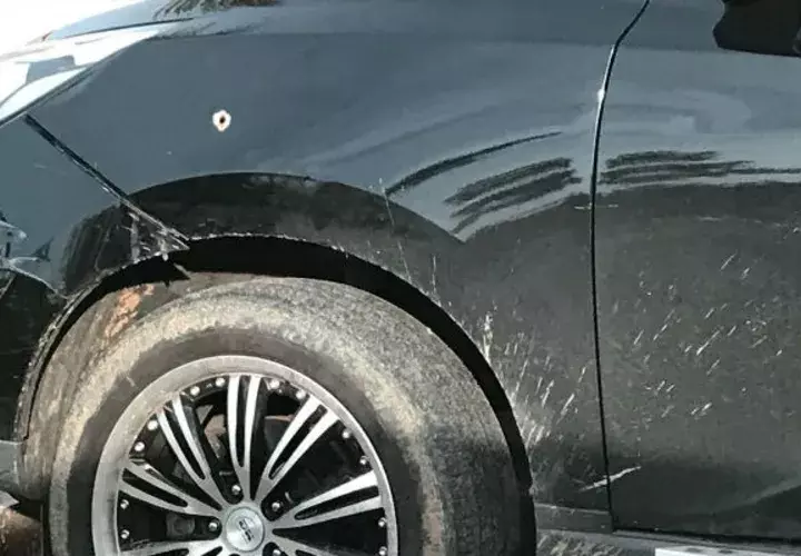Los impactos en el carro, donde viajaba la víctima. Foto: Mayra Madrid.  