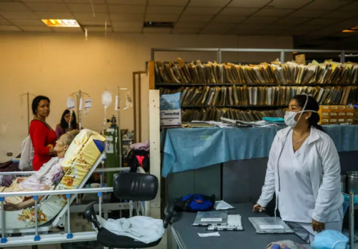 Cualquier área del hospital se utiliza para atender a los pacientes. FOTO/EFE