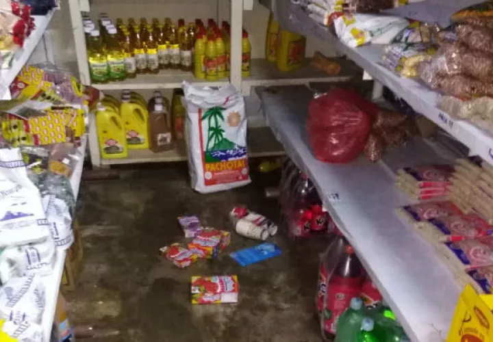 Productos en comercios veragüenses cayeron al piso por el temblor. Thays Domínguez y Archivo.