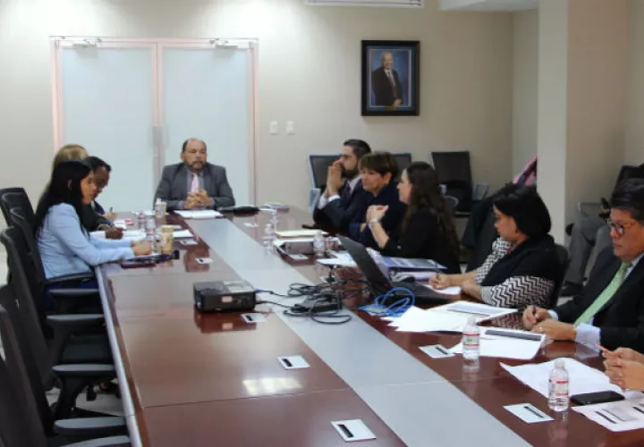  Participan ministros, viceministros, directores y analistas