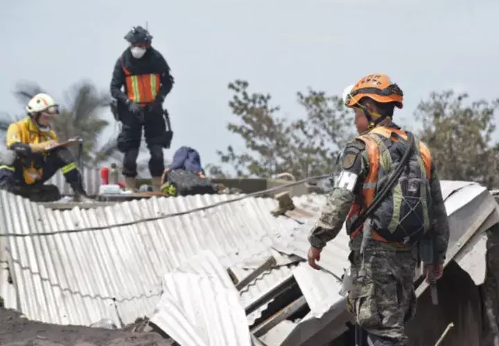 Rescatistas en las labores de búsqueda. Foto: EFE 