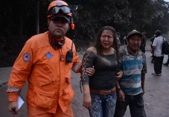 Un trabajador de la Coordinadora Nacional para la Reducción de Desastres ayuda a los afectados.