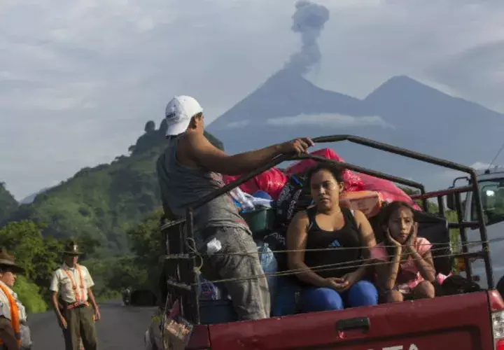 Los aldeanos se detienen, mientras el volcán expulsa gas. Foto: AP  