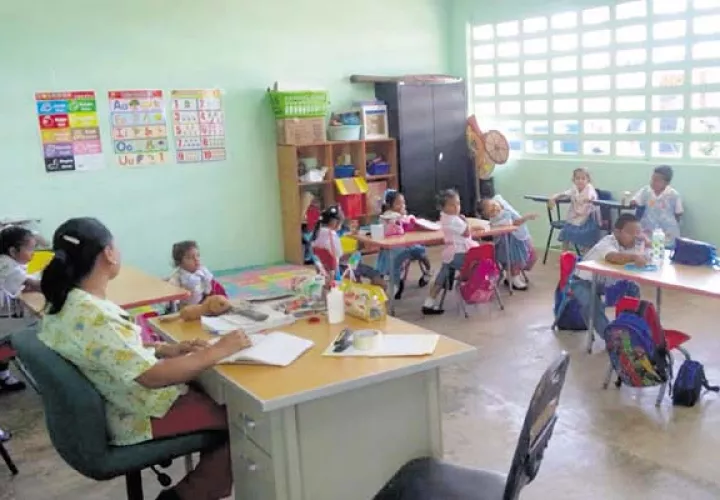 Los docentes deben hacer malabares con los materiales y el pago que reciben para  completar las jornadas. /Foto: Archivo