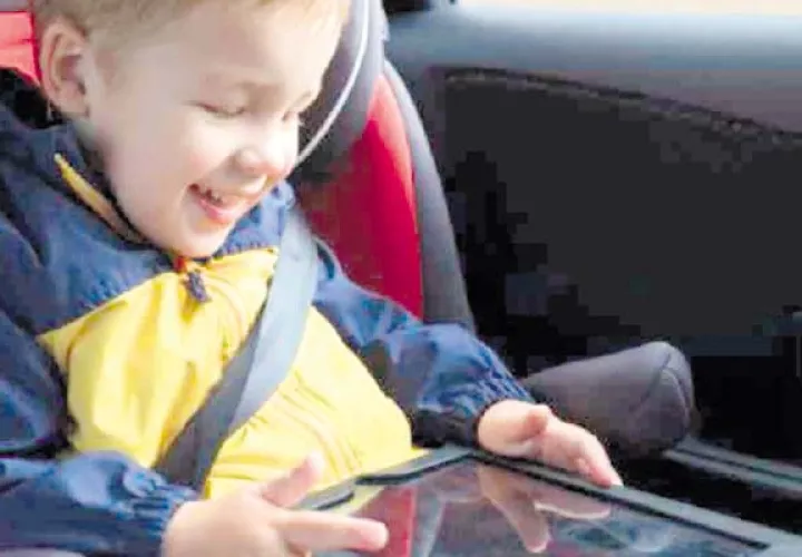 Diversión: Procure llevar un teléfono  o una tableta con los videos favoritos de los niños, asegurándose de que cubran varias horas de entretenimiento.