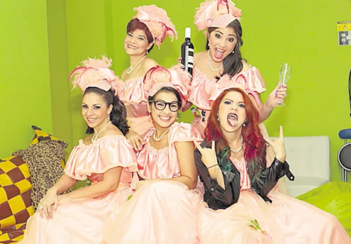En la comedia “Cinco mujeres con el mismo vestido”. /Foto Aurelio Herrera Suira.