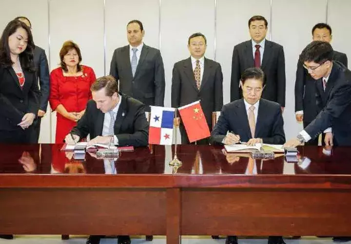 Panamá y China firmaron en Beijing el memorando que formaliza las negociaciones. /Foto Archivo
