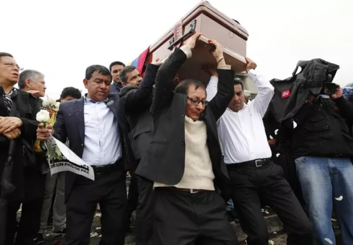 Momento de las honras fúnebres de los periodistas de El Comercio. FOTO/EFE