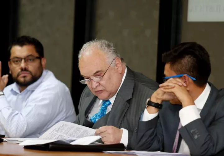 Caupolicán Ochoa (c), abogado del expresidente Rafael Correa. EFE