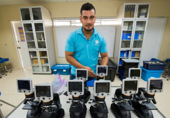 Raimundo González, guía del Centro Natural Punta Culebra. /Foto Jorge Alemán/Smithsonian