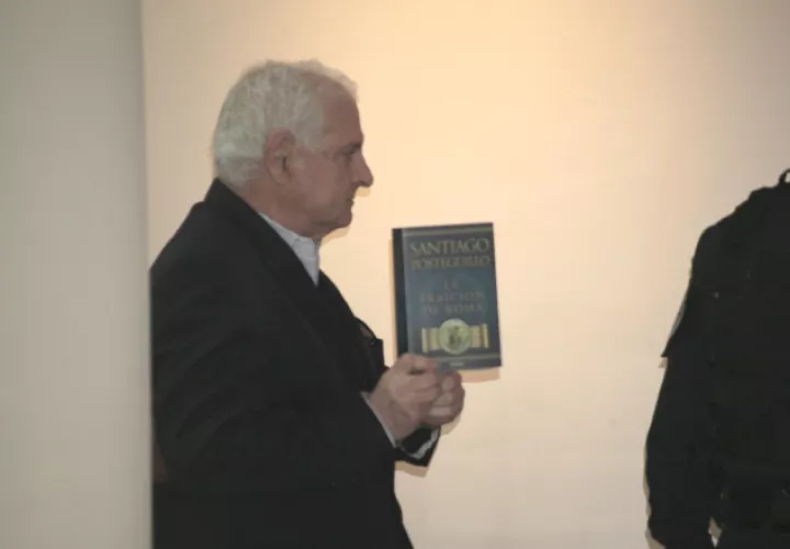 Ricardo Martinelli a su llegada a la Corte portaba el libro de Santiago Posteguillo, "La Traición de Roma". /Foto Víctor Arosemena 