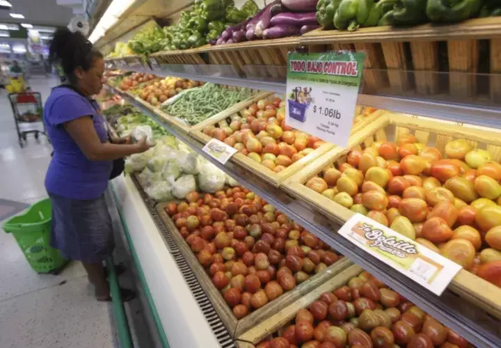 Panameños siguen en espera de un ahorro en sus compras. /Foto Archivo