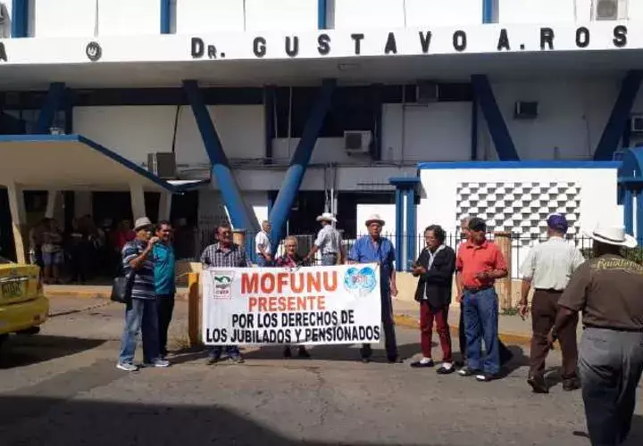 El grupo de jubilados se mantuvo frente a la policlínica Gustavo A. Ros, en la provincia de Chiriquí.   Fotos: José Vásquez
