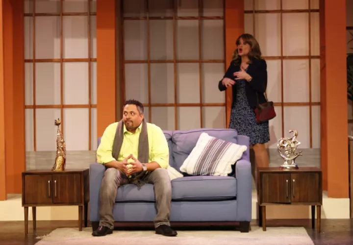 Gabriel (con esa cara que ponen los hombres cuando dizque la mujer les da mucha lata o habla como cotorra) e Irene (quejándose). Josué Arosemena.