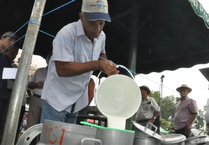 Productor de leche Foto/Thays Domínguez